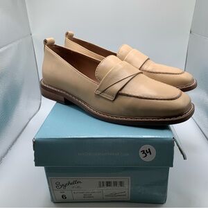 NWB Seychelles Butterflies Loafer color beige size 6 soft leather 918